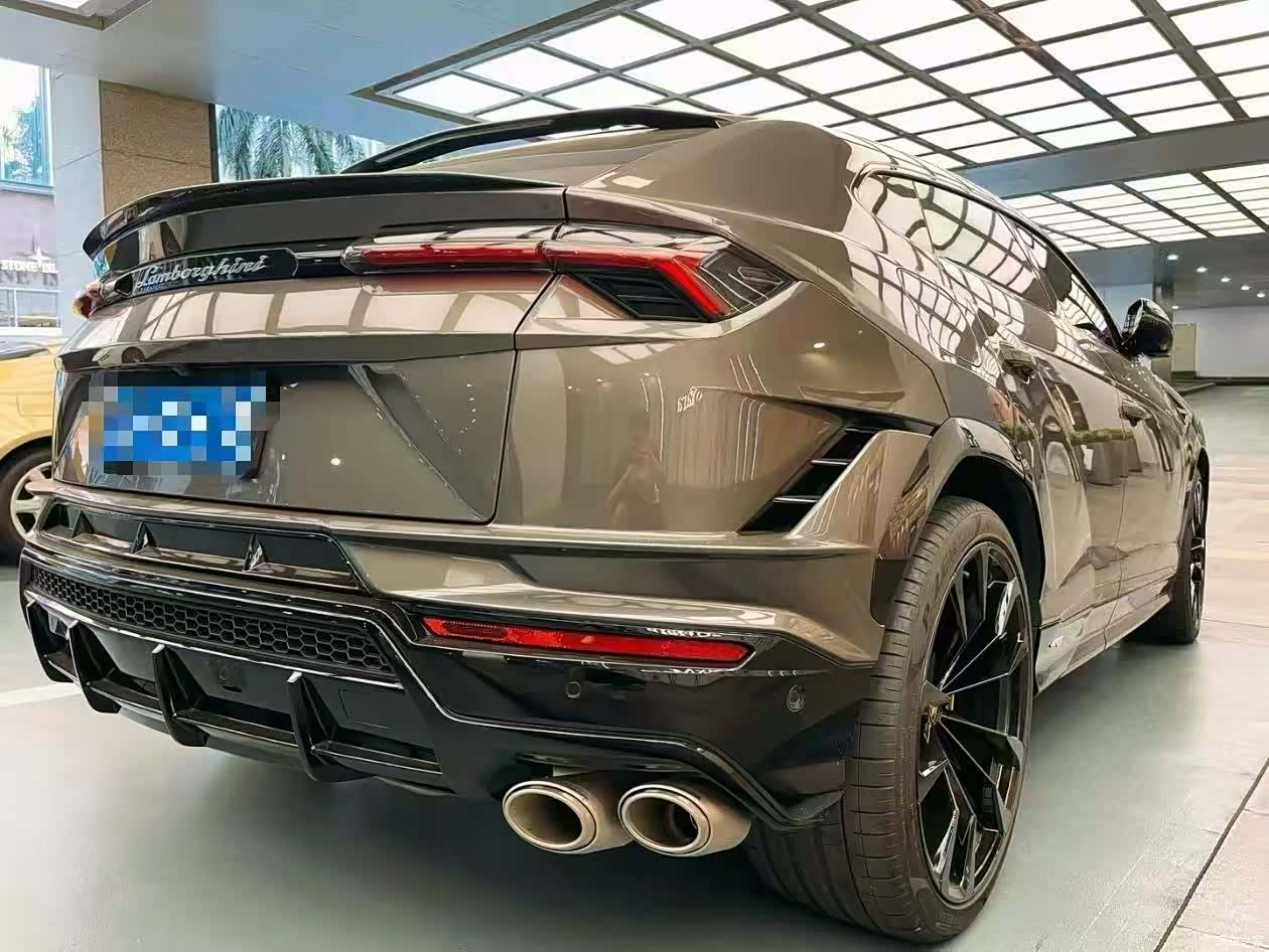 Lamborghini Urus, 2024 3