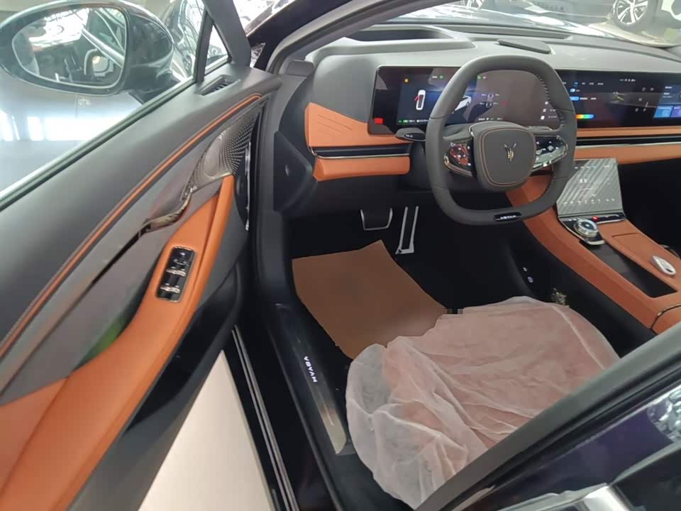 VOYAH Lantu chasing light