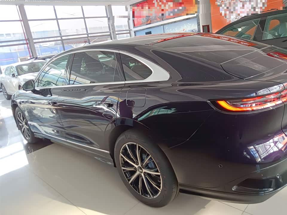 VOYAH Lantu chasing light