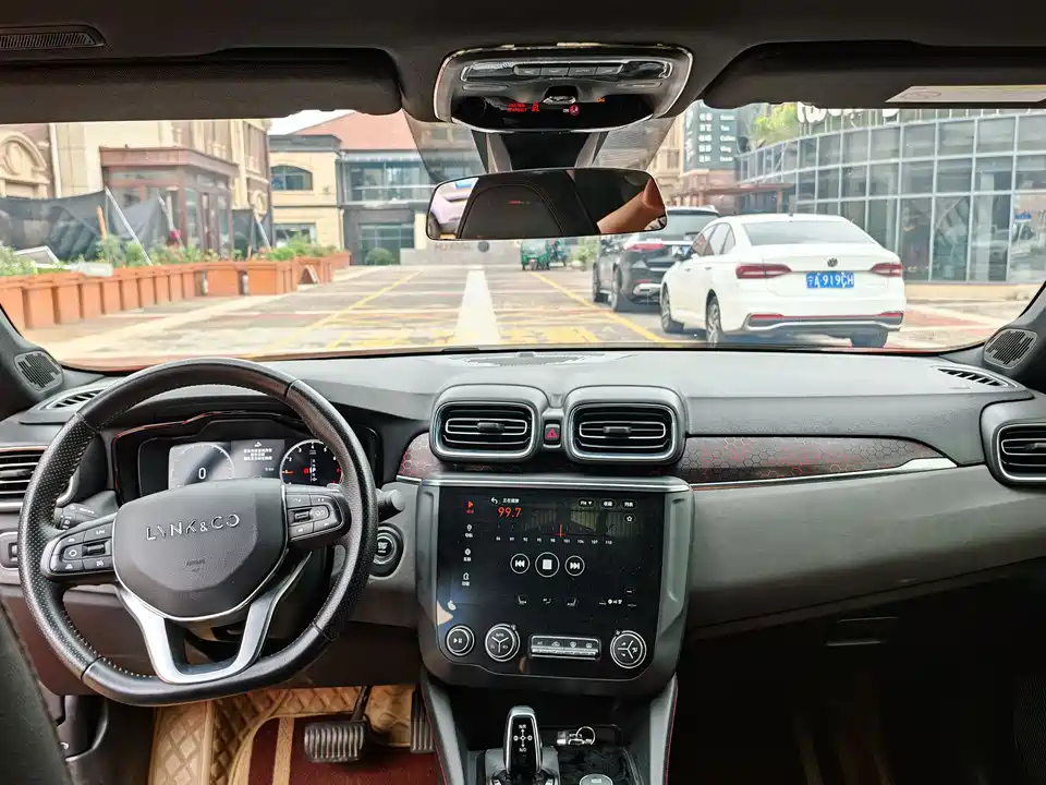 Lynk & Co 03