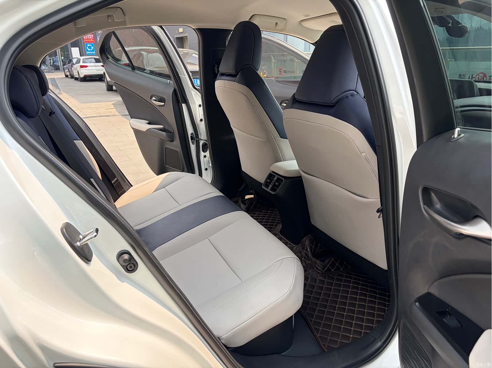 Lexus UX, 2022 15