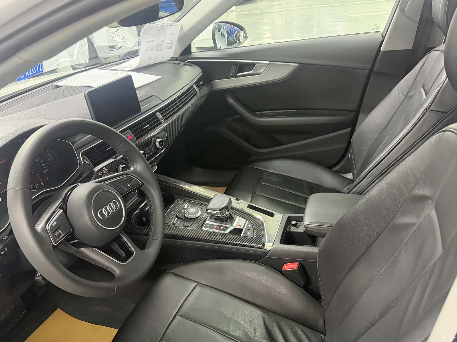 Audi A4L, 2019 все фото