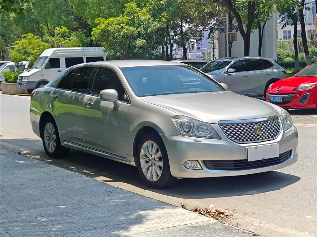 Toyota Crown, 2011 4