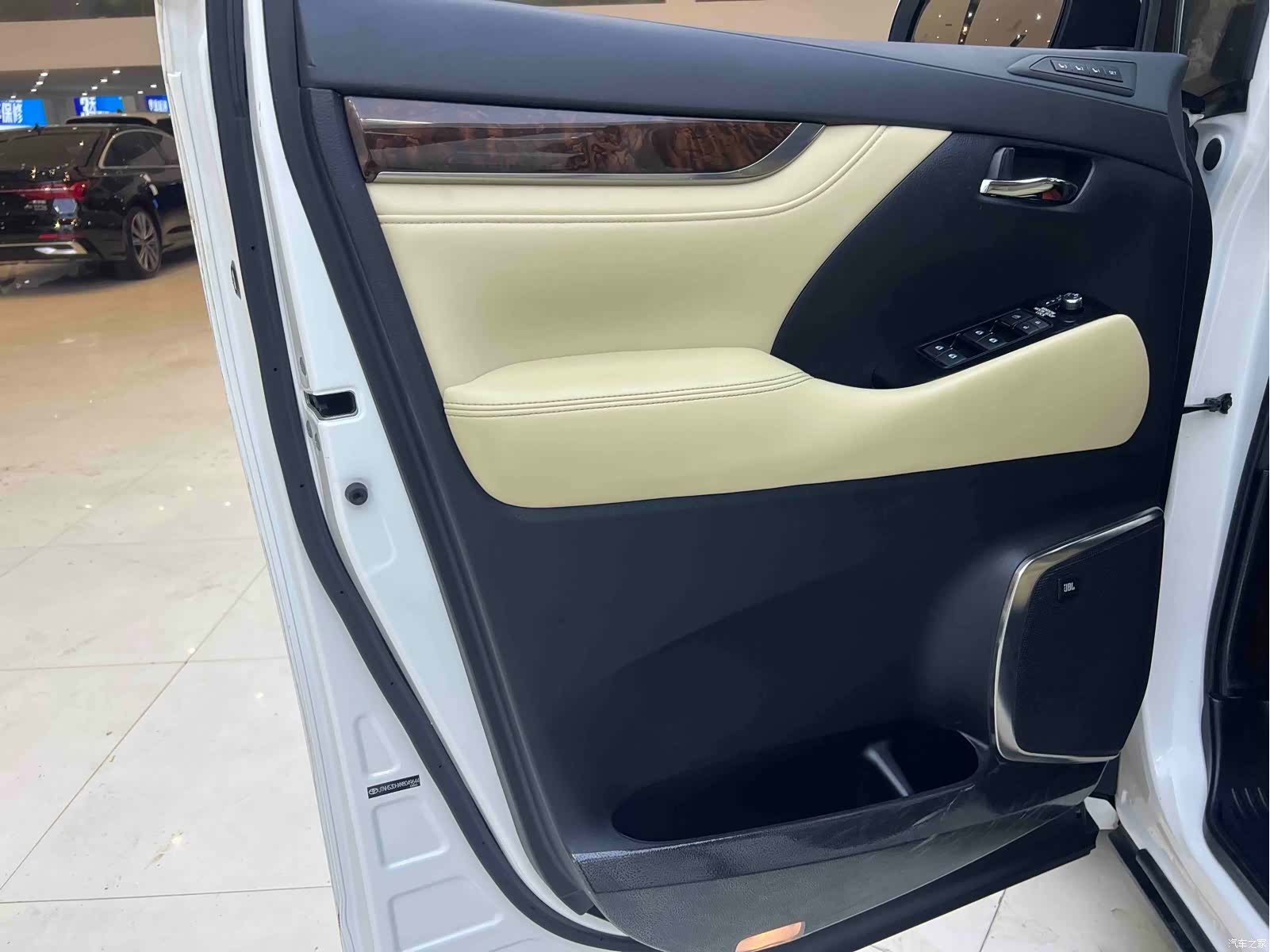 Toyota Alphard, 2021 9