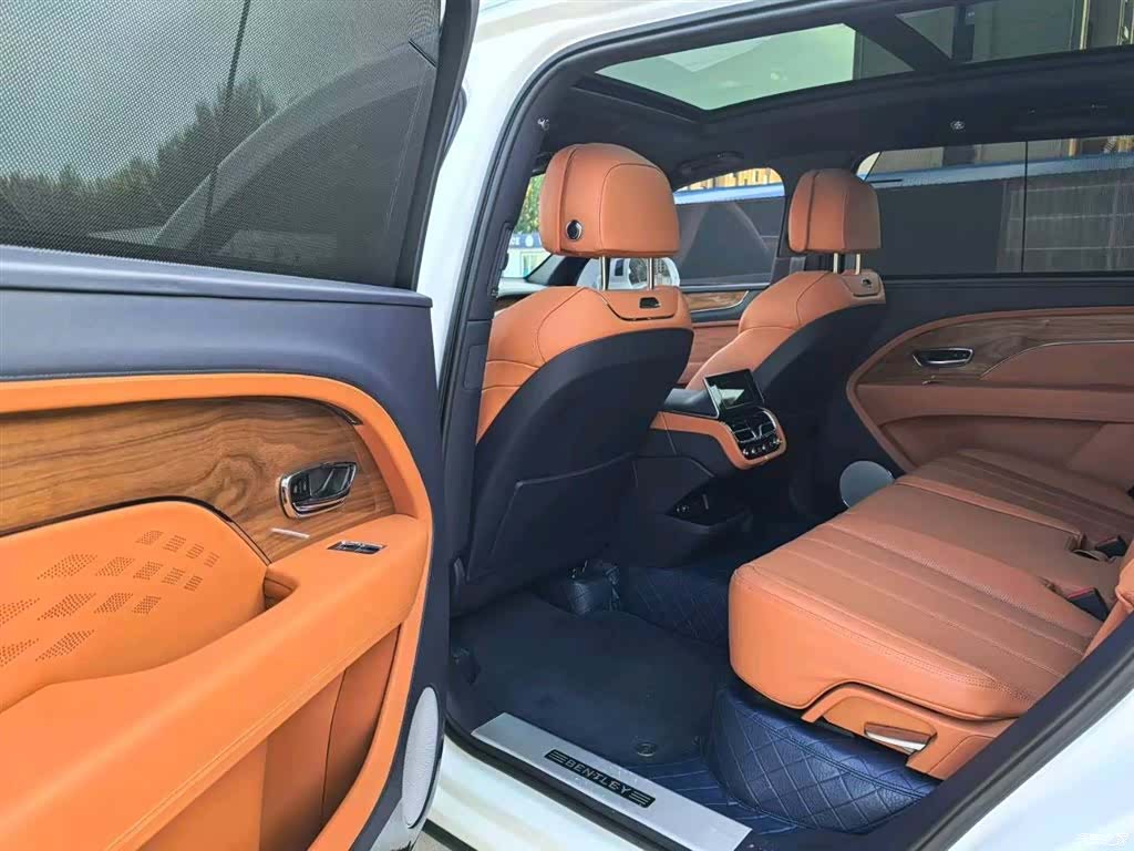 Bentley Bentayga, 2024 9