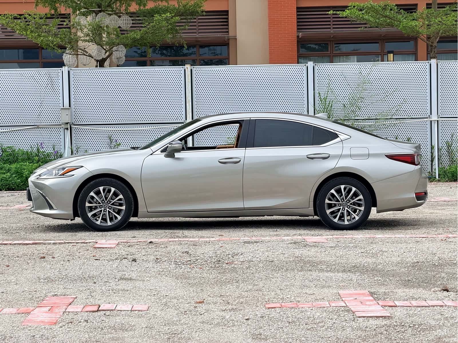 Lexus ES, 2022 4
