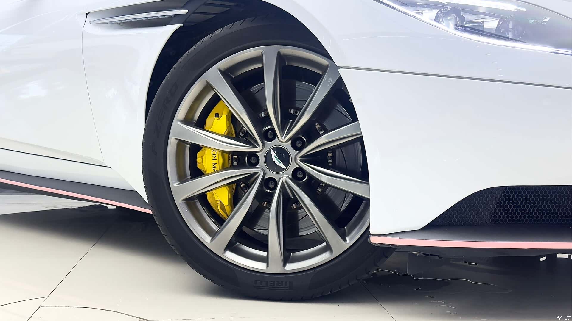 Aston Martin DB11, 2020 15
