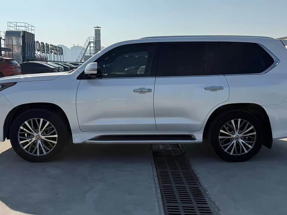 Lexus LX