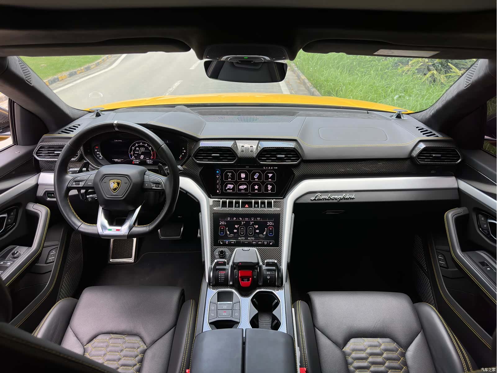 Lamborghini Urus, 2022 все фото