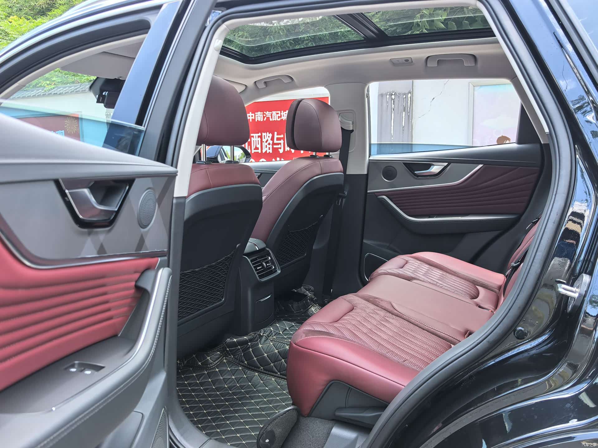 Hongqi HS5, 2024 11