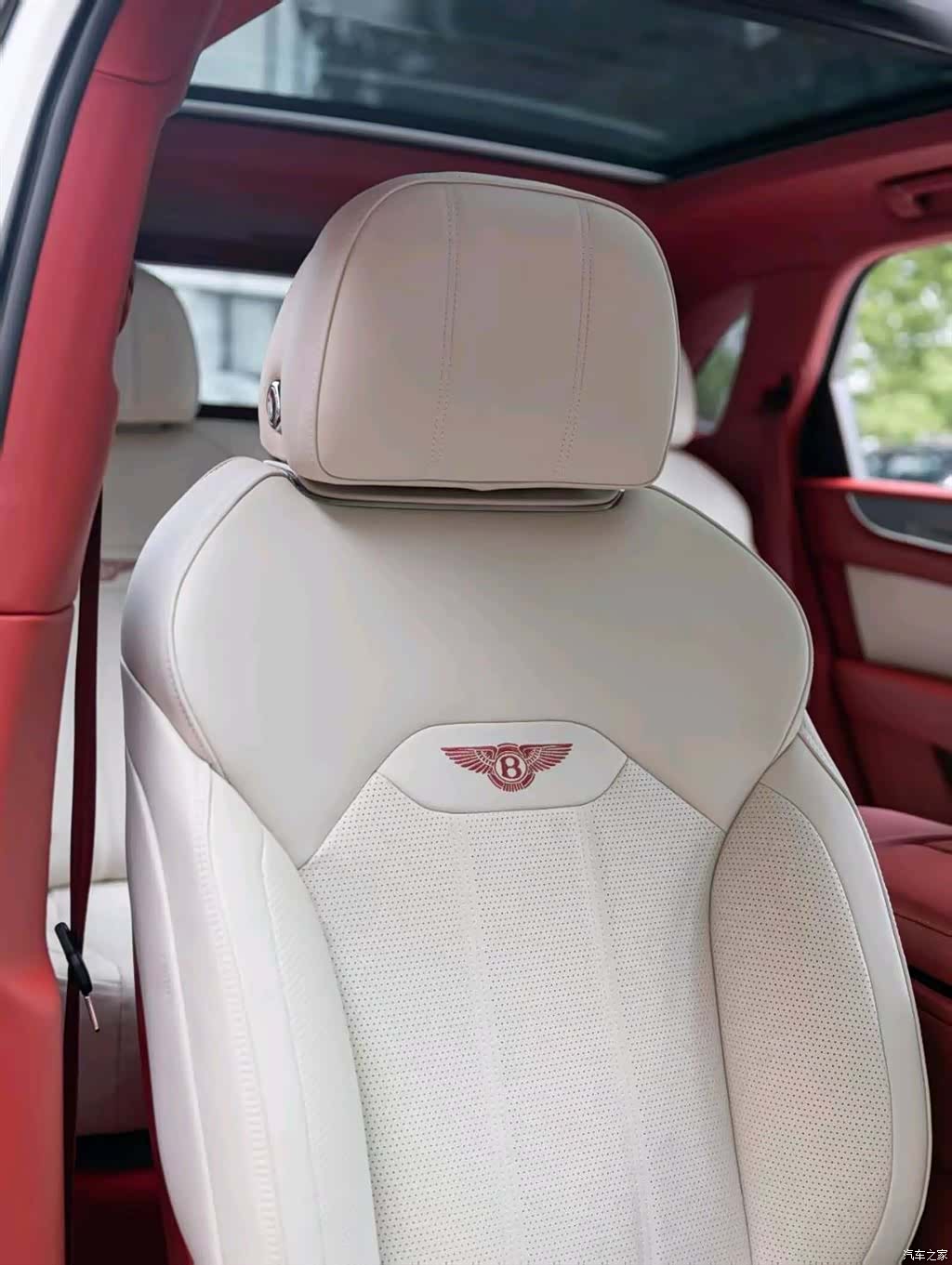 Bentley Bentayga, 2024 10