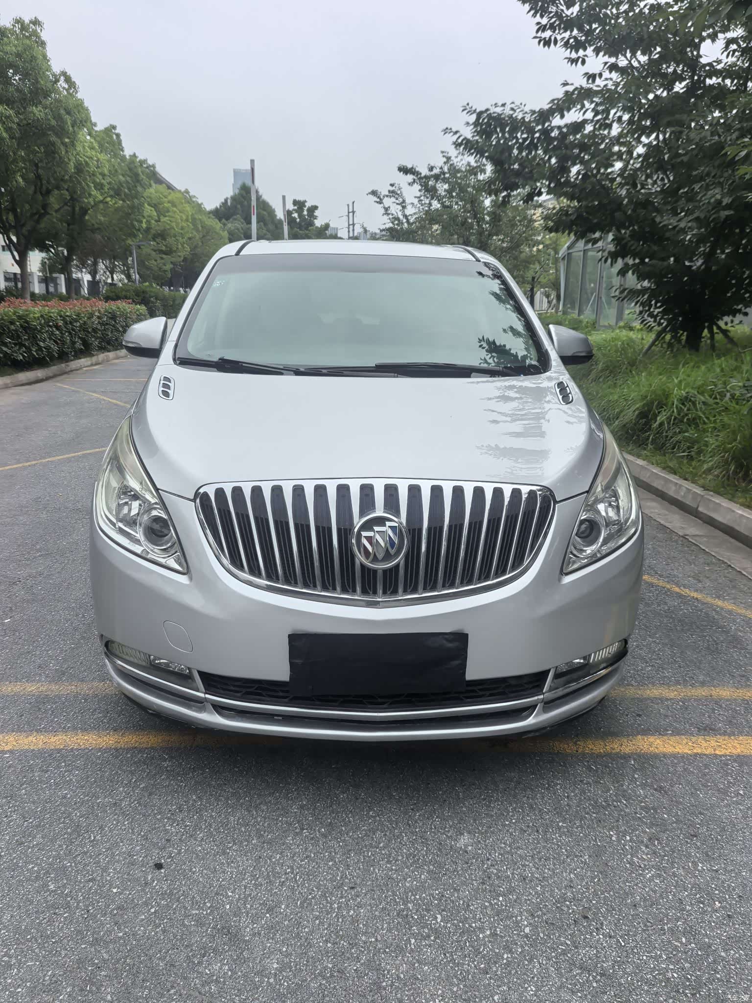 Buick GL8, 2011 3