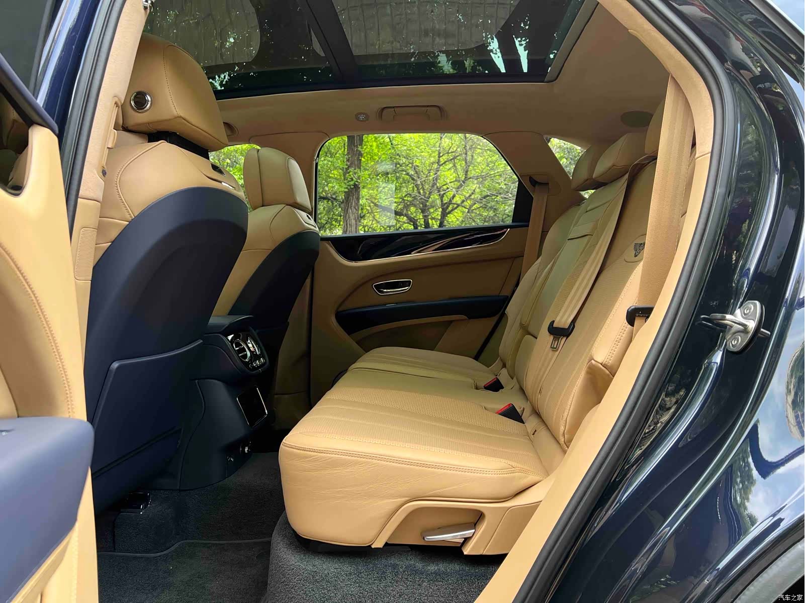 Bentley Bentayga, 2024 9