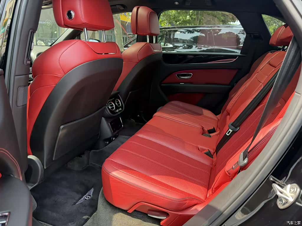 Bentley Bentayga, 2023 4
