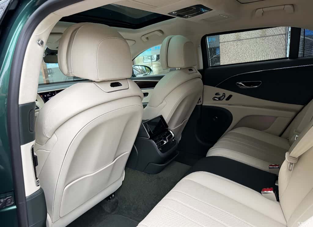 Bentley Flying Spur, 2023 7
