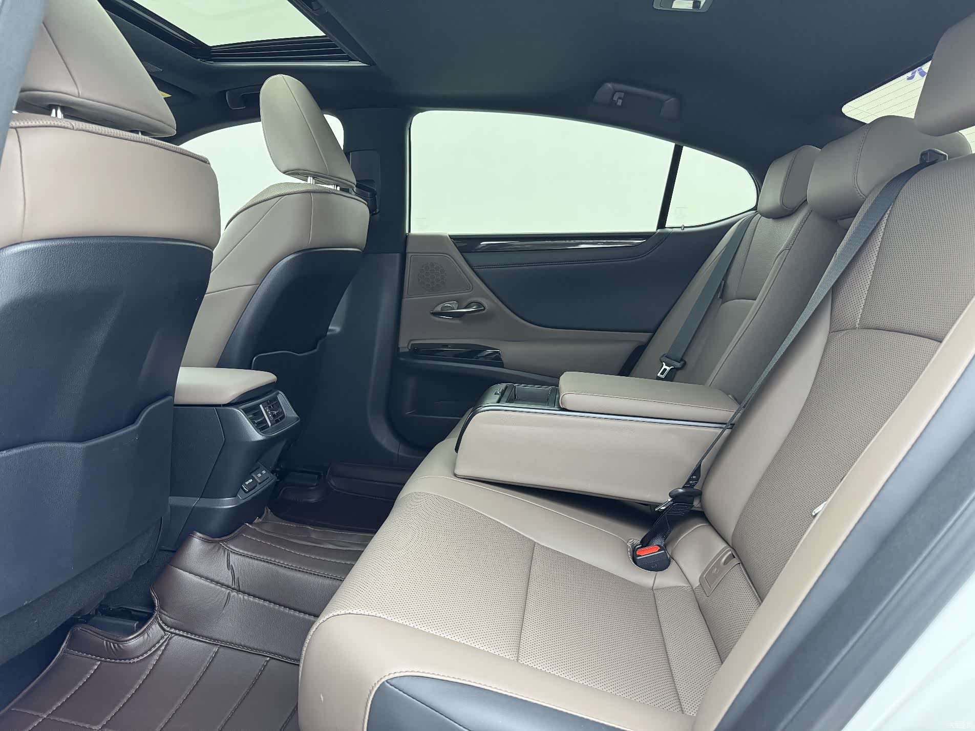 Lexus ES, 2024 10