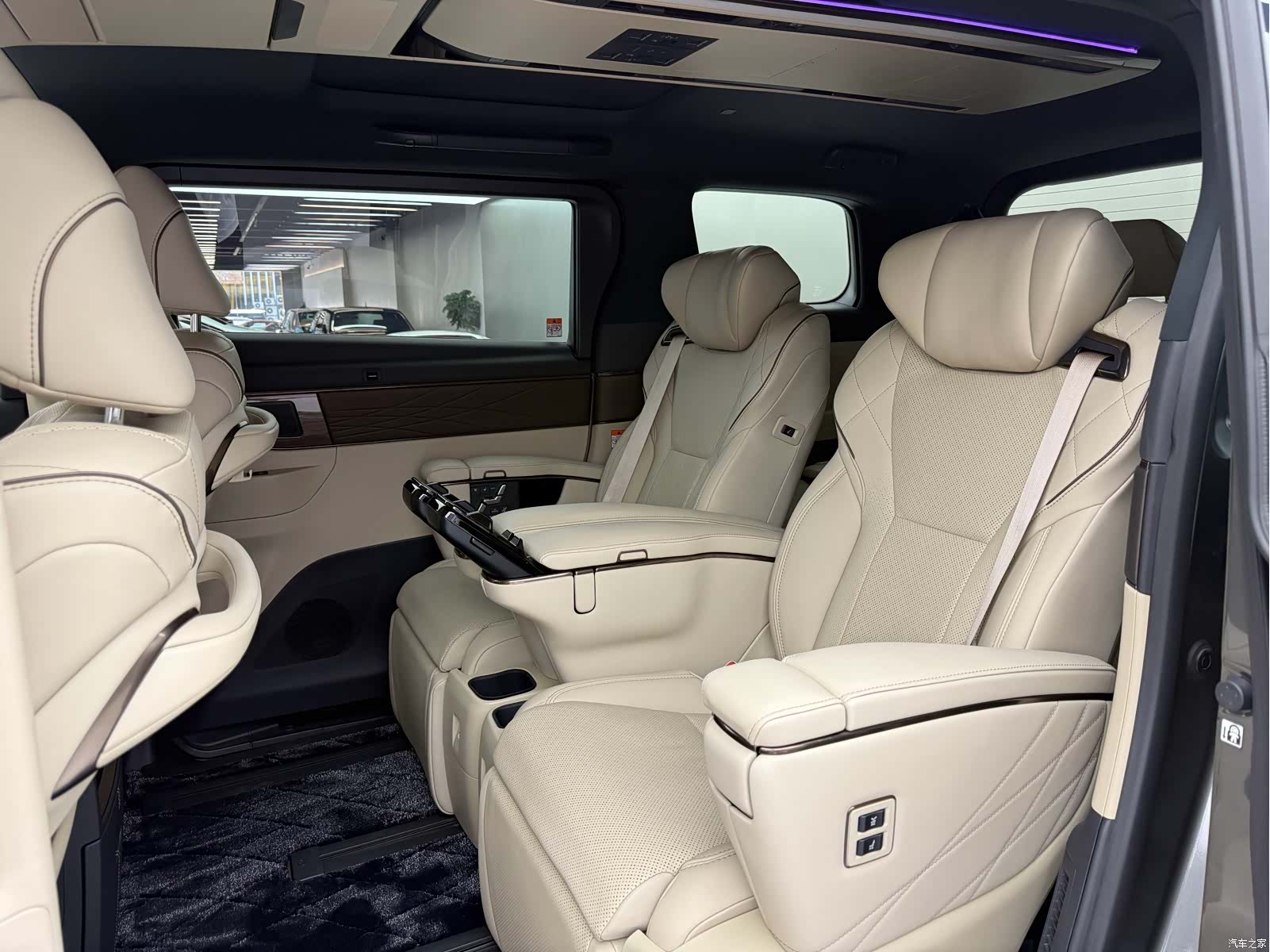 Toyota Vellfire, 2024 11
