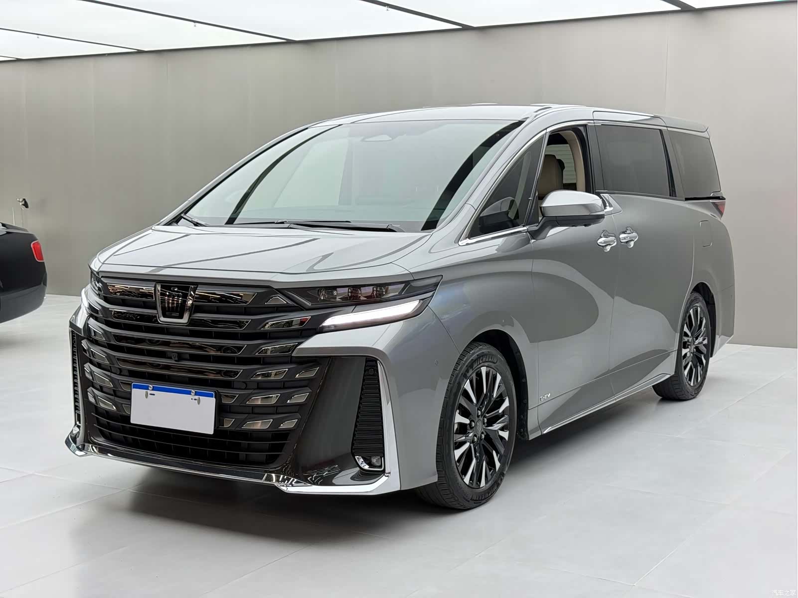 Toyota Vellfire, 2024 3