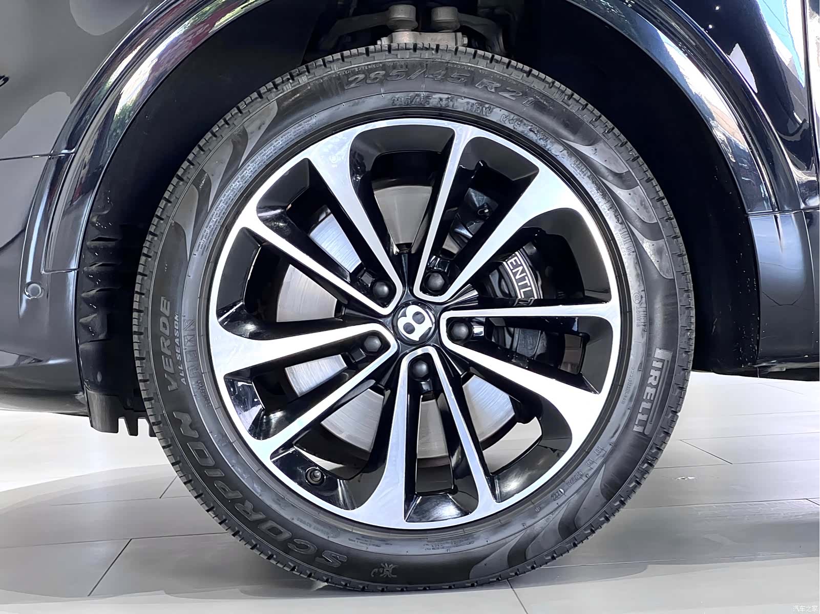 Bentley Bentayga, 2021 10