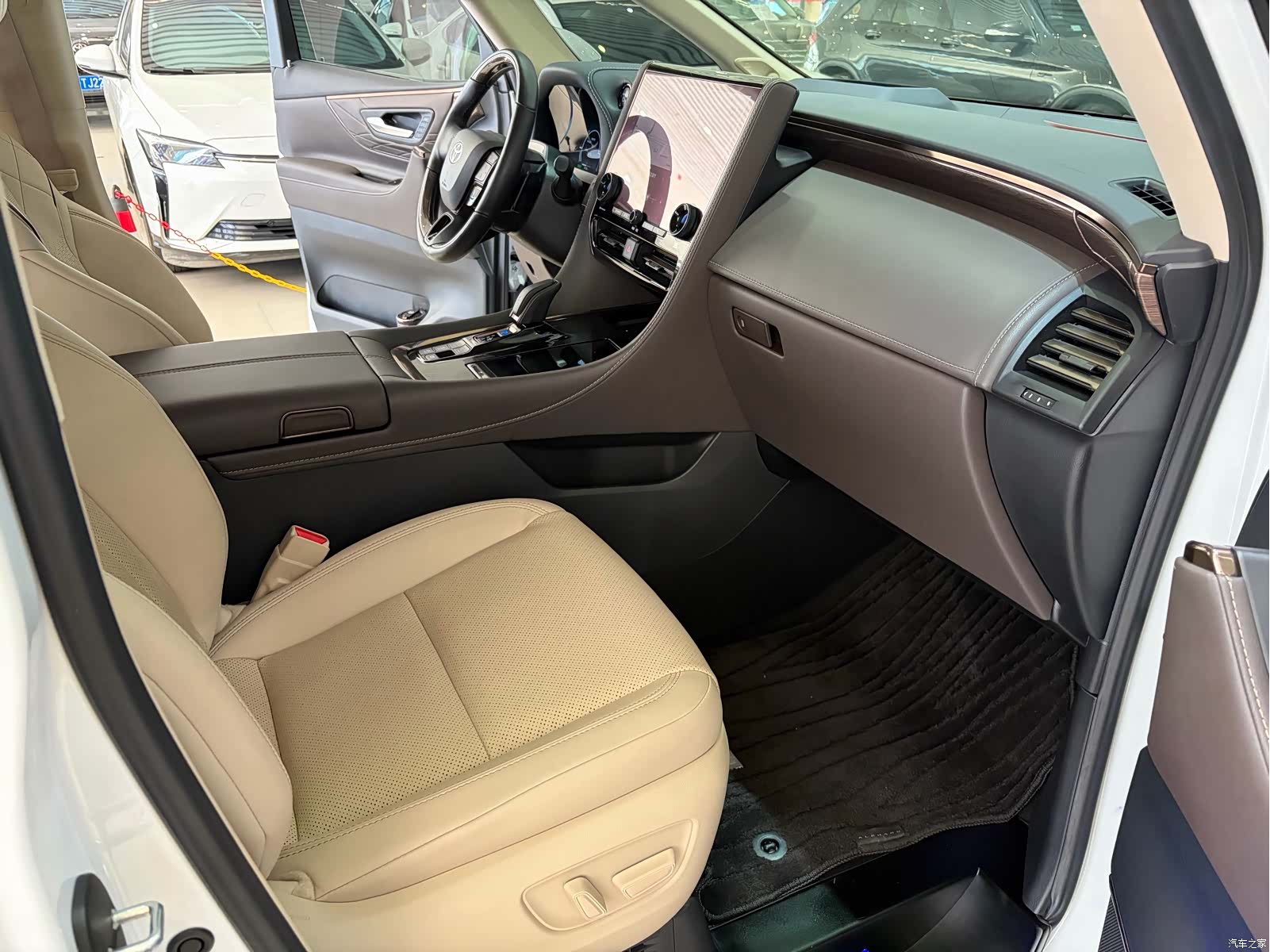 Toyota Alphard, 2024 7