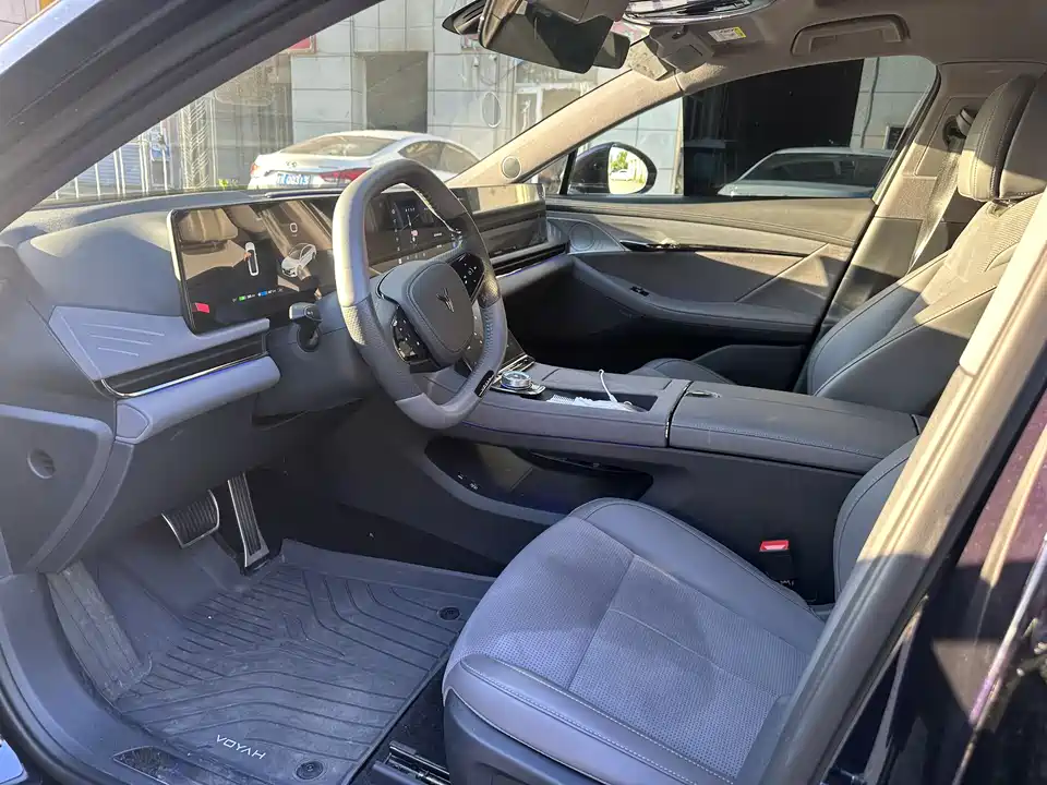 VOYAH Lantu chasing light