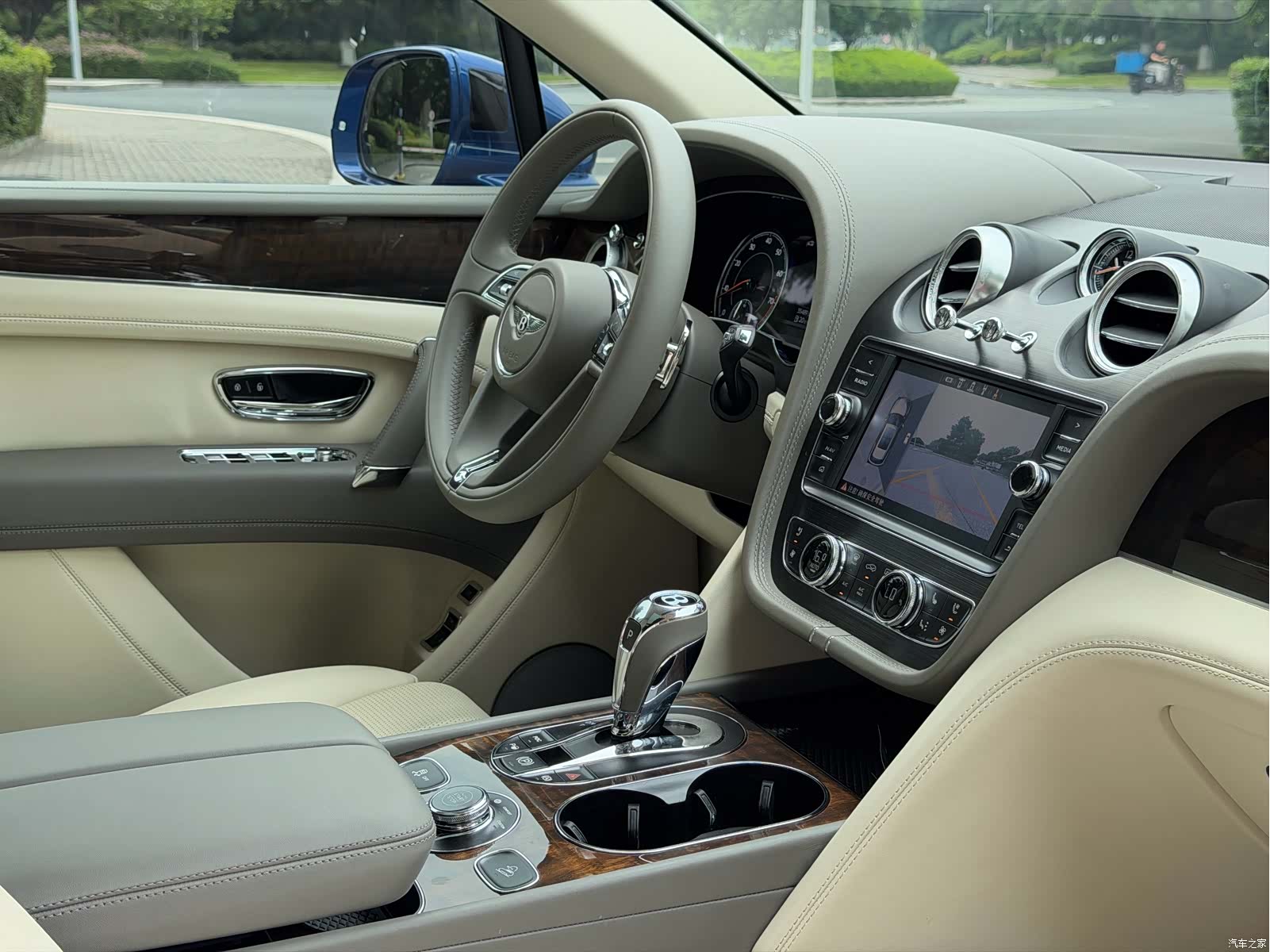 Bentley Bentayga, 2019 24