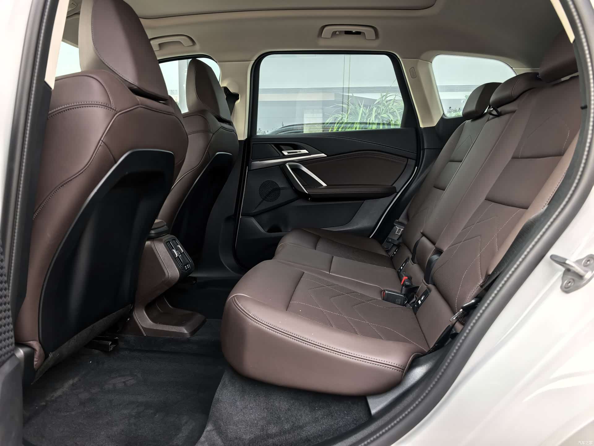 BMW iX1, 2025 10