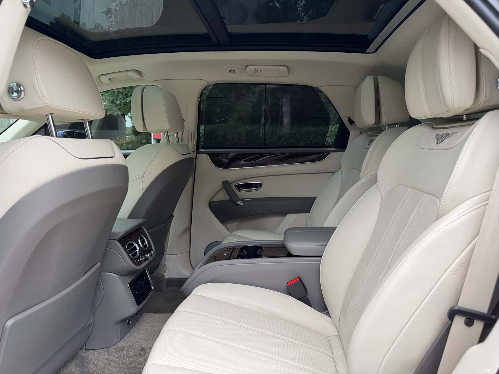 Bentley Bentayga, 2019 19