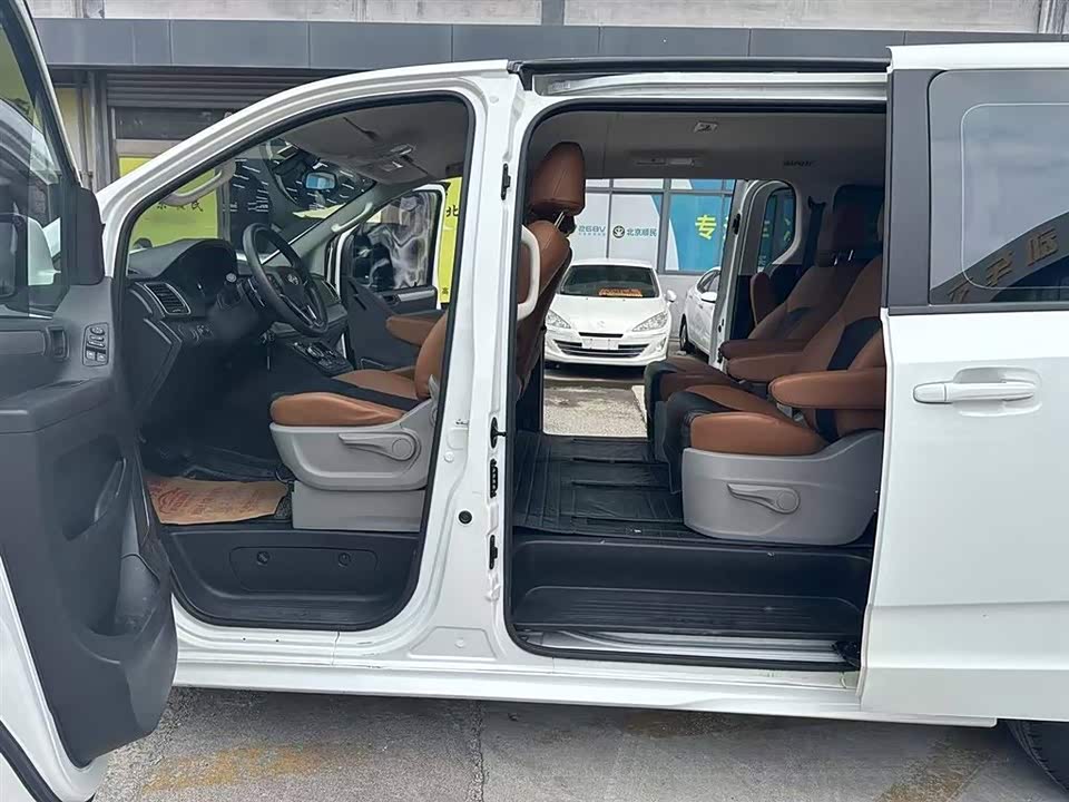 MAXUS Chase G10