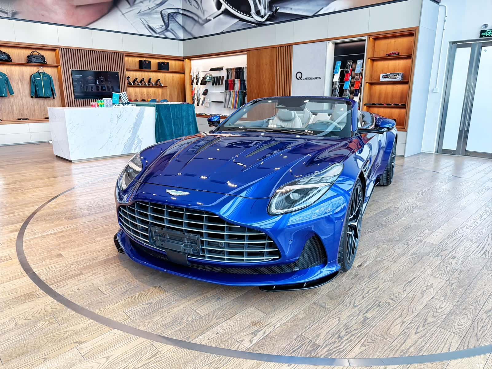 Aston Martin DB12, 1900 2