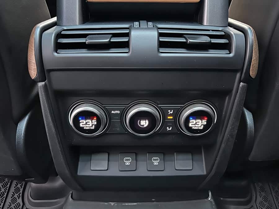 Land Rover Defender 2024, фото 15