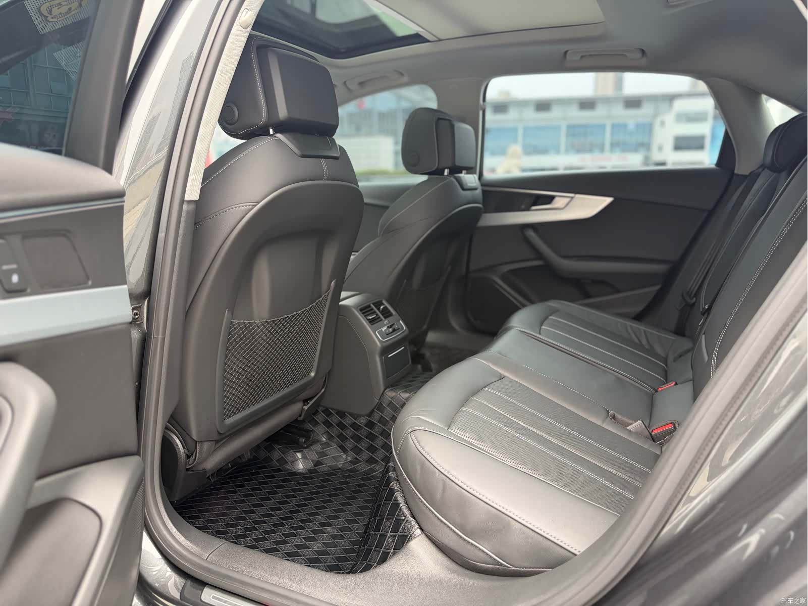Audi A4L, 2021 все фото
