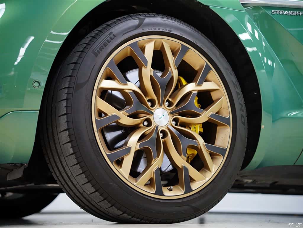 Aston Martin DBX, 2023 23