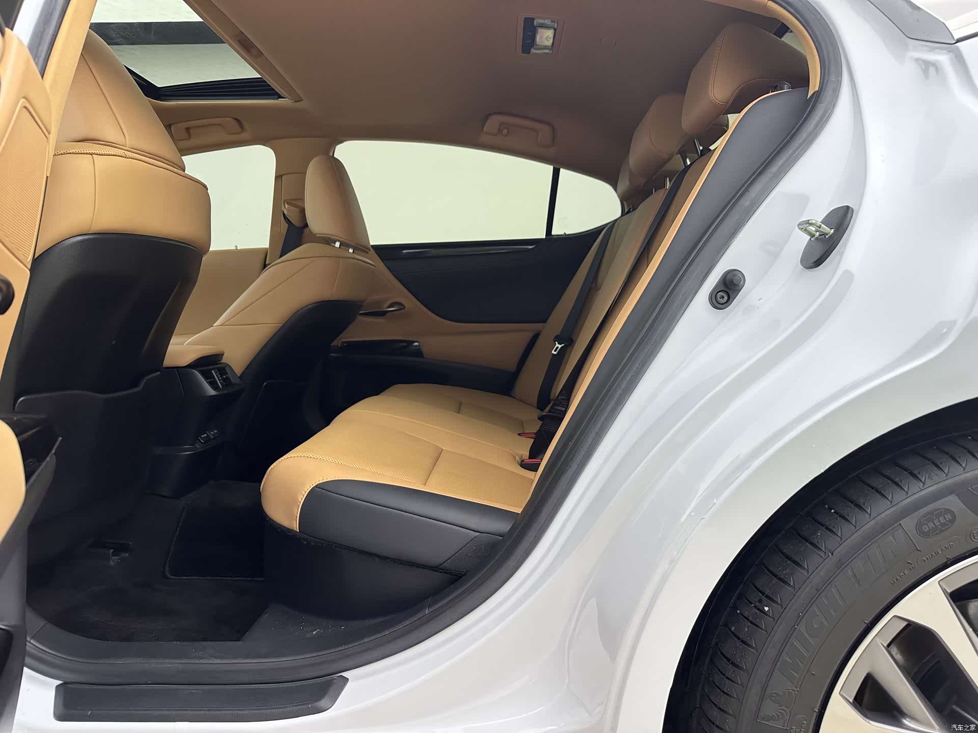 Lexus ES, 2022 4
