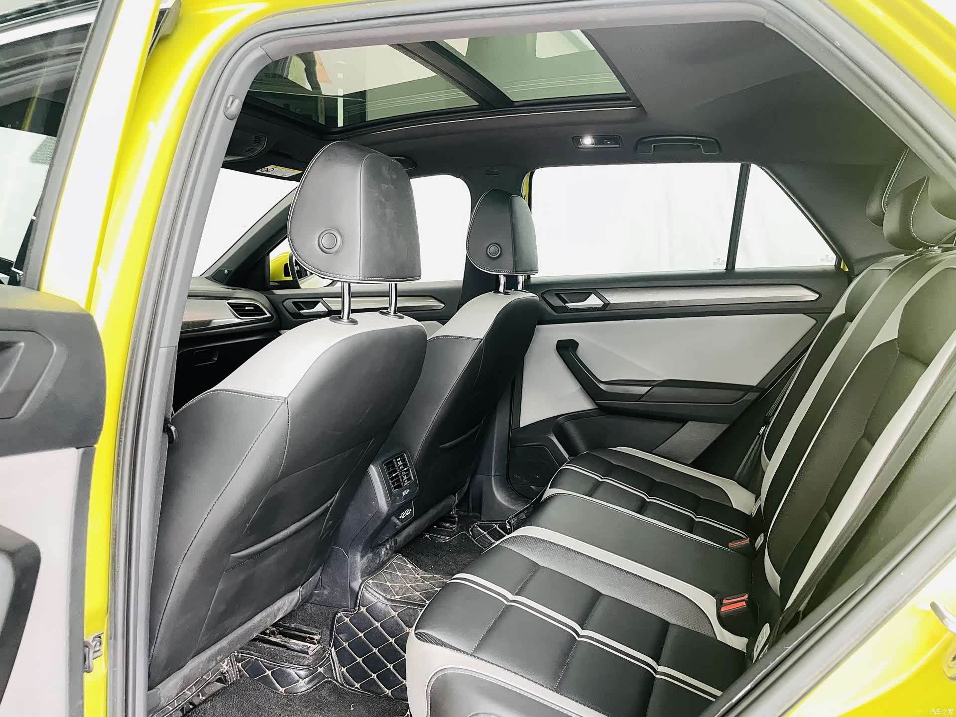 Volkswagen T-ROC, 2023 9