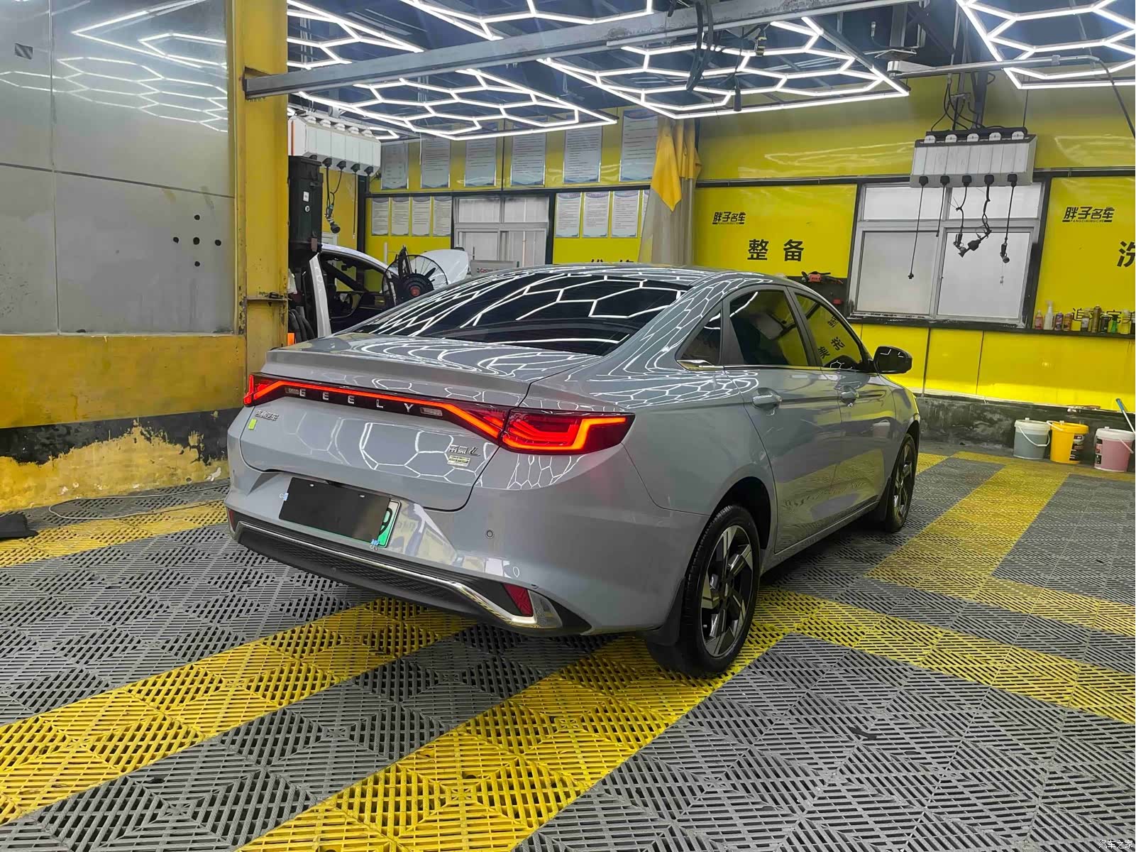 Geely Emgrand, 2023 19