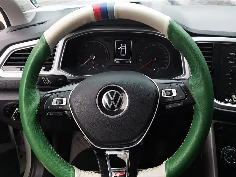 Volkswagen T-ROC exploring Songs