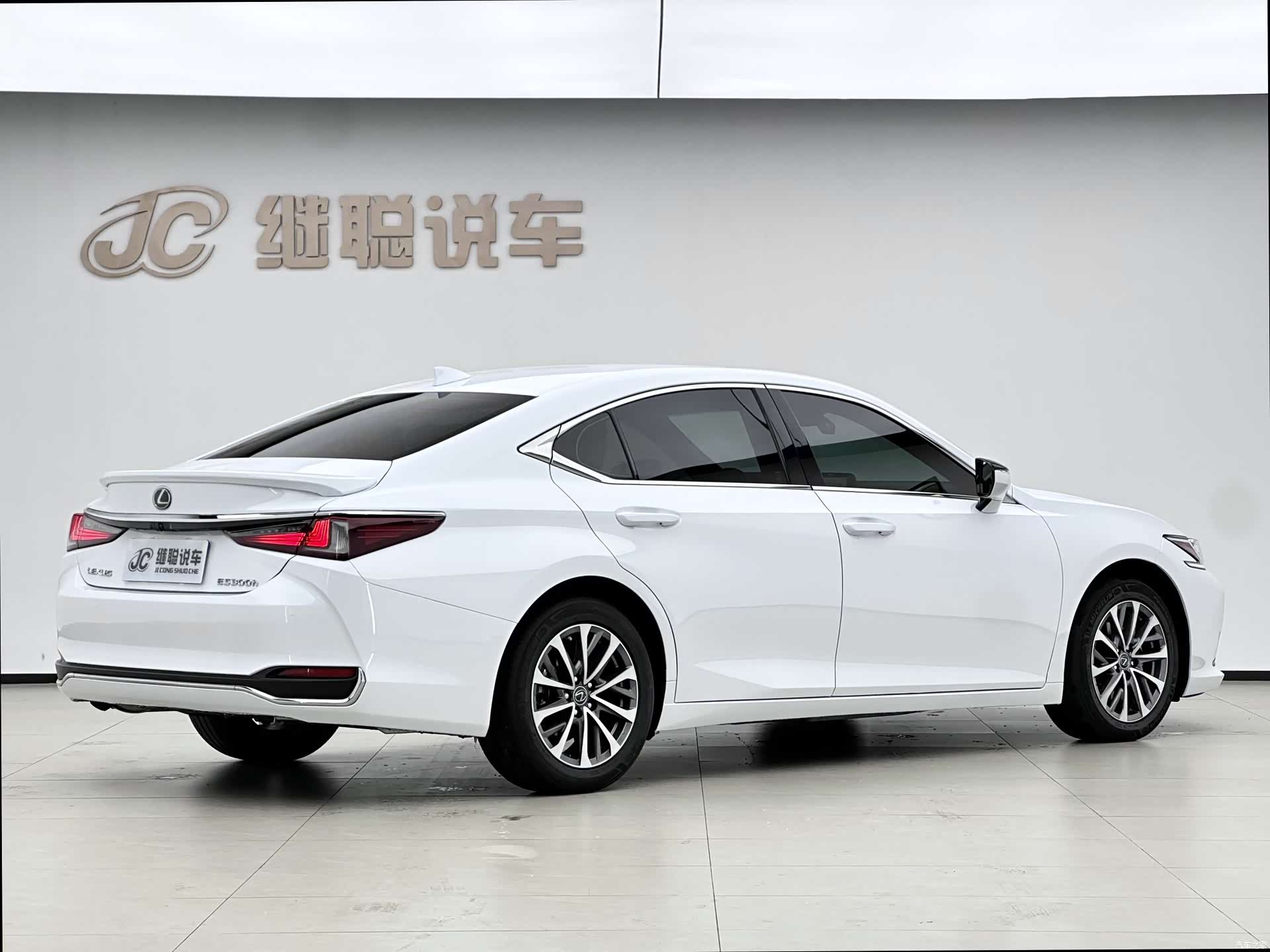 Lexus ES, 2022 3
