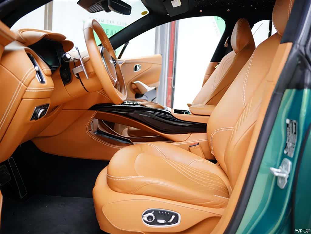 Aston Martin DBX, 2023 27