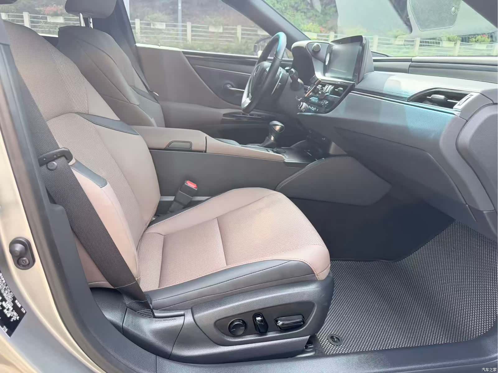 Lexus ES, 2022 все фото