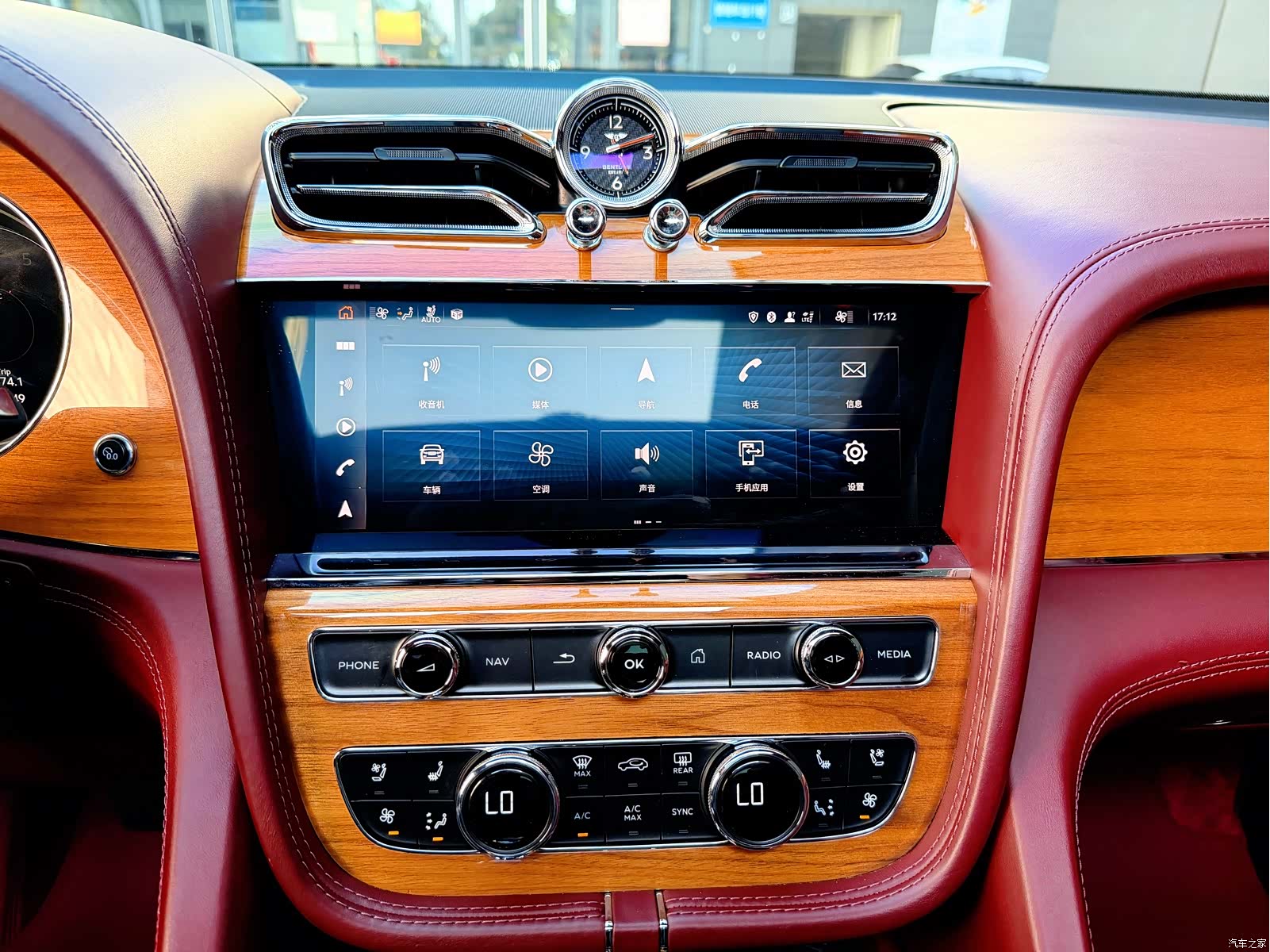 Bentley Bentayga, 2021 48