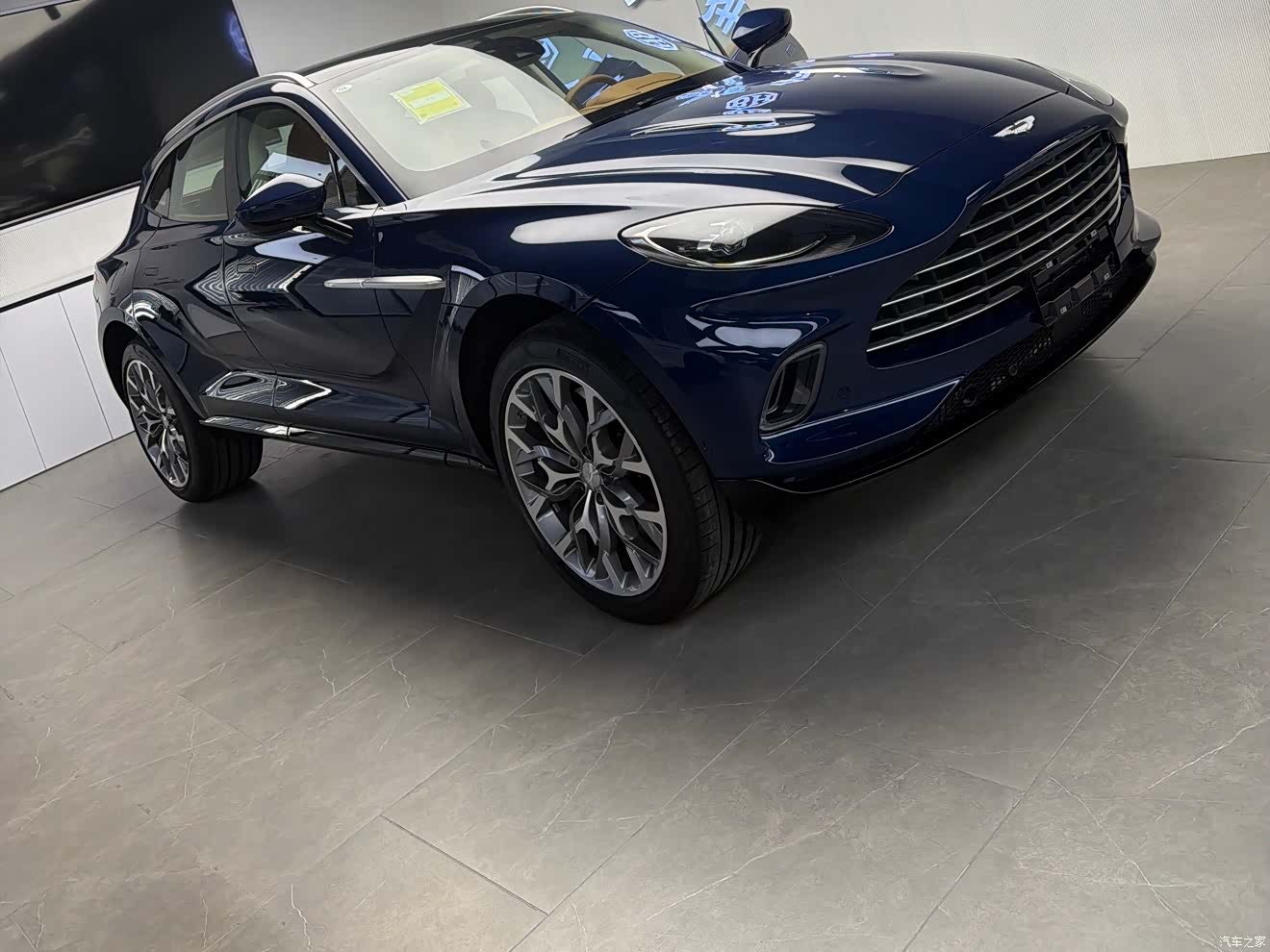 Aston Martin DBX, 1900 4