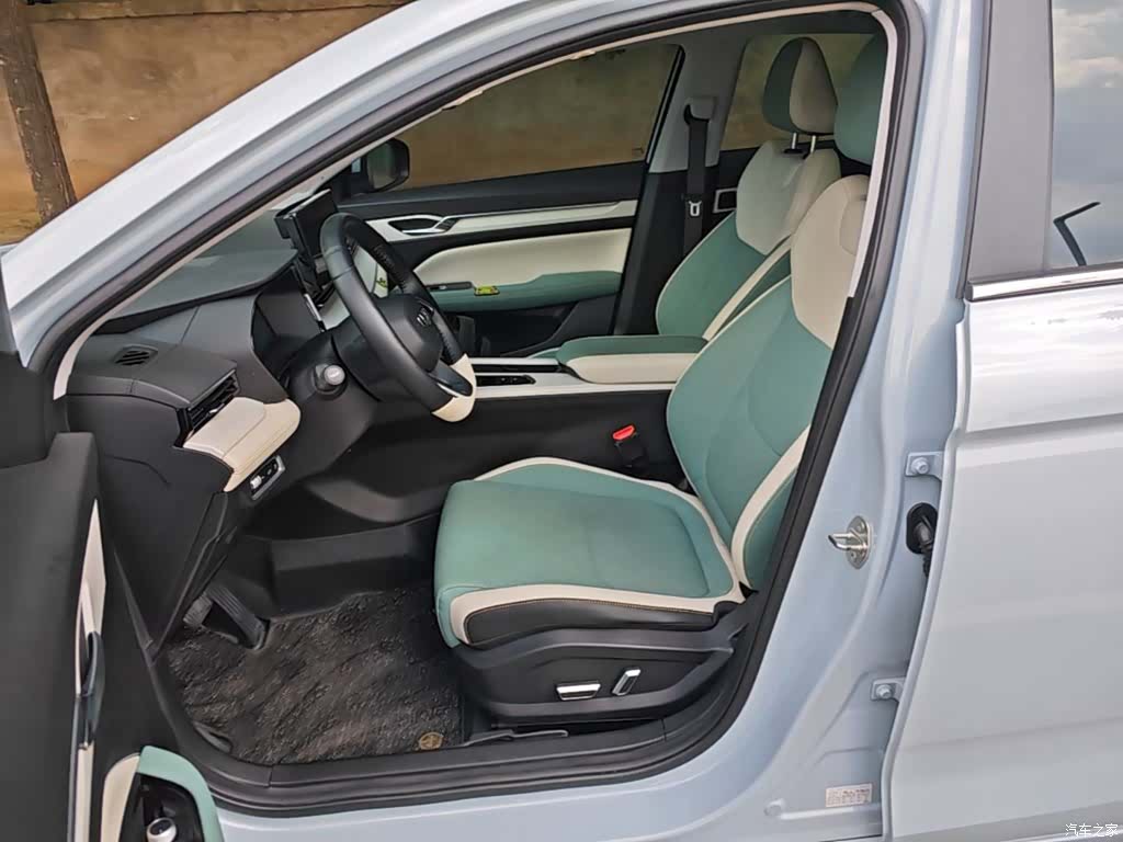Geely Emgrand, 2022 15