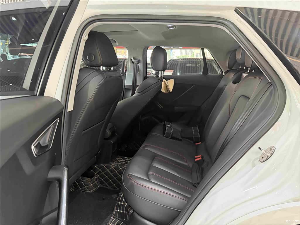 Audi Q2L, 2023 9