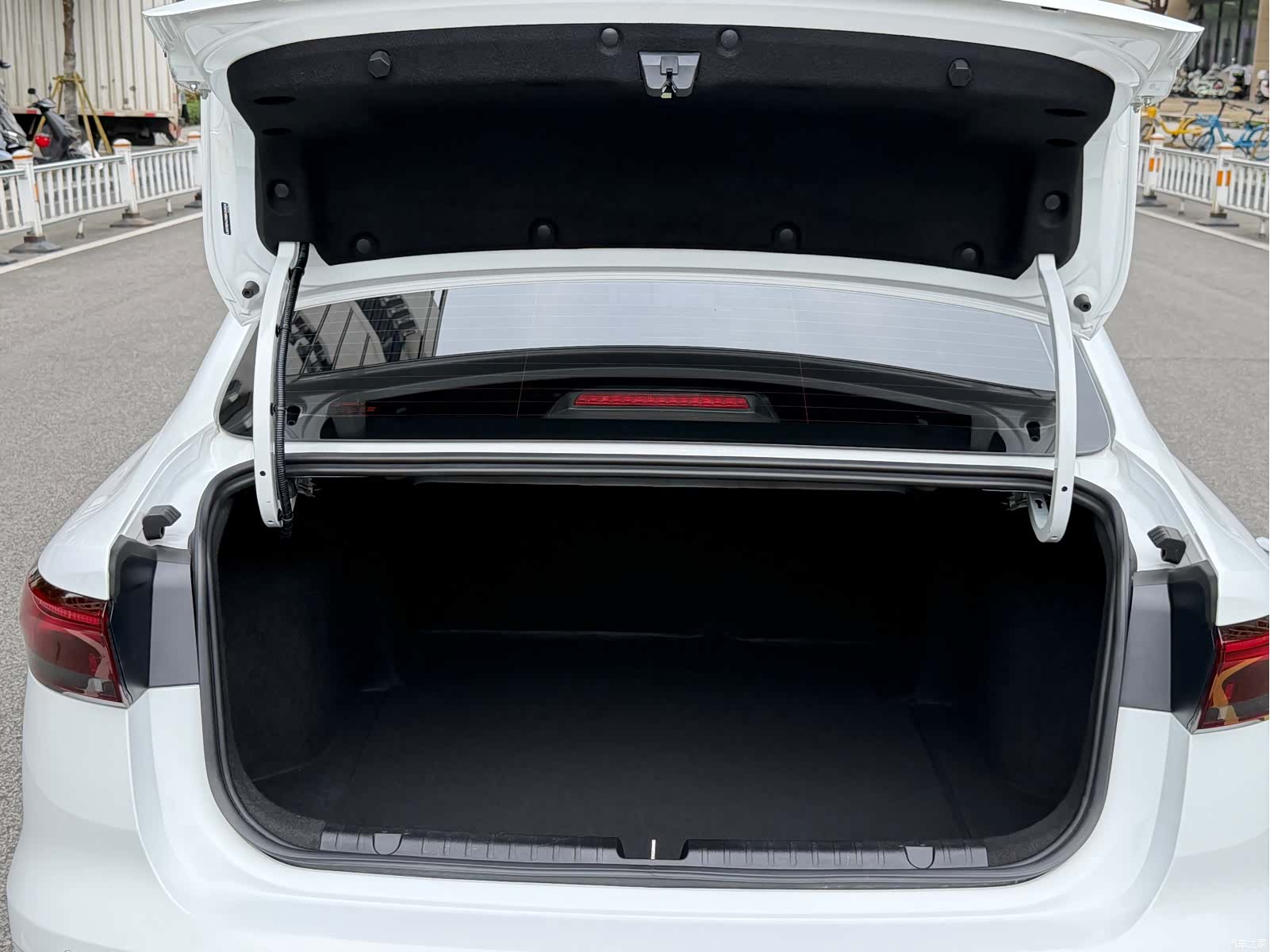 Geely Emgrand, 2025 13