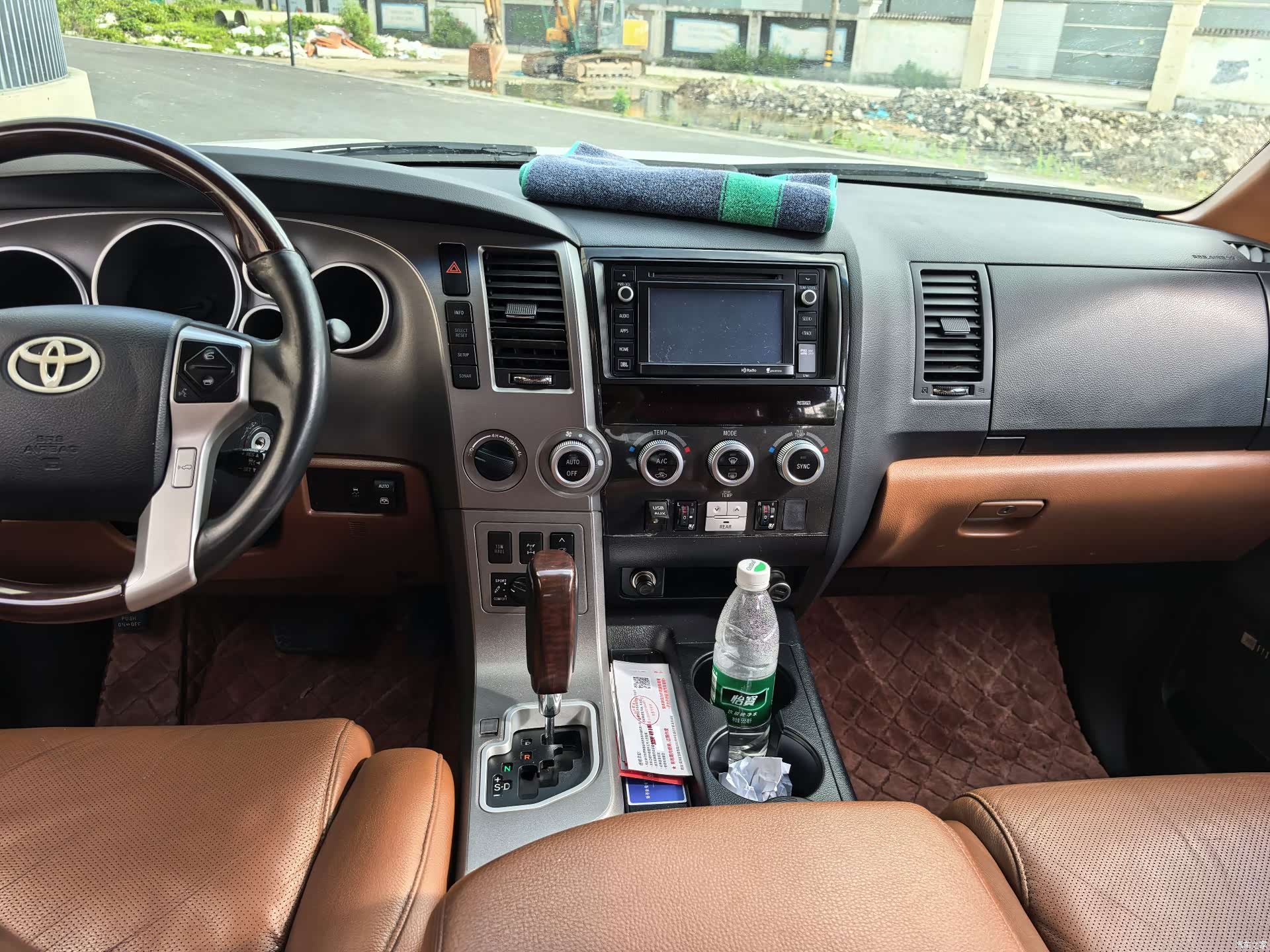Toyota Sequoia, 2014 все фото