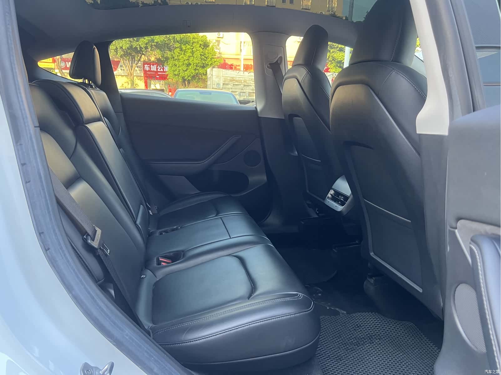 Tesla Model Y, 2023 18