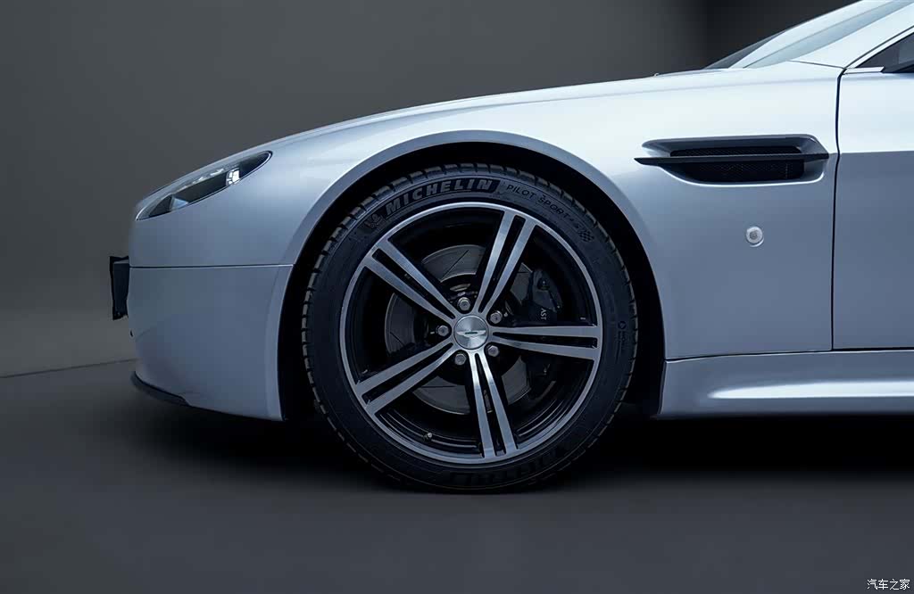 Aston Martin Vantage, 2011 все фото