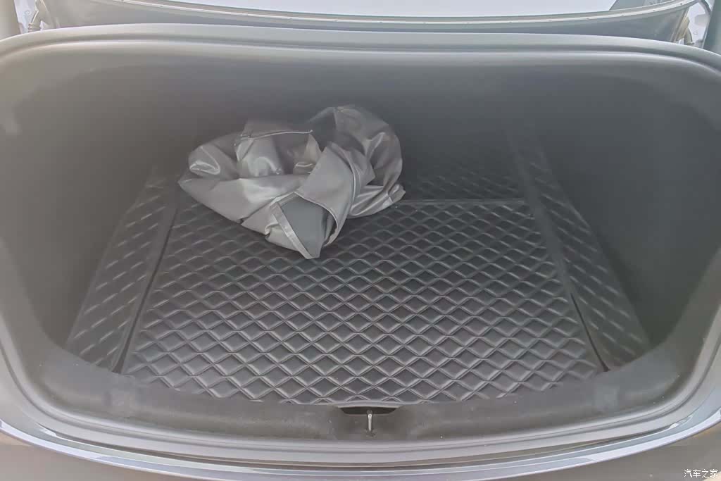 Tesla Model 3, 2024 4