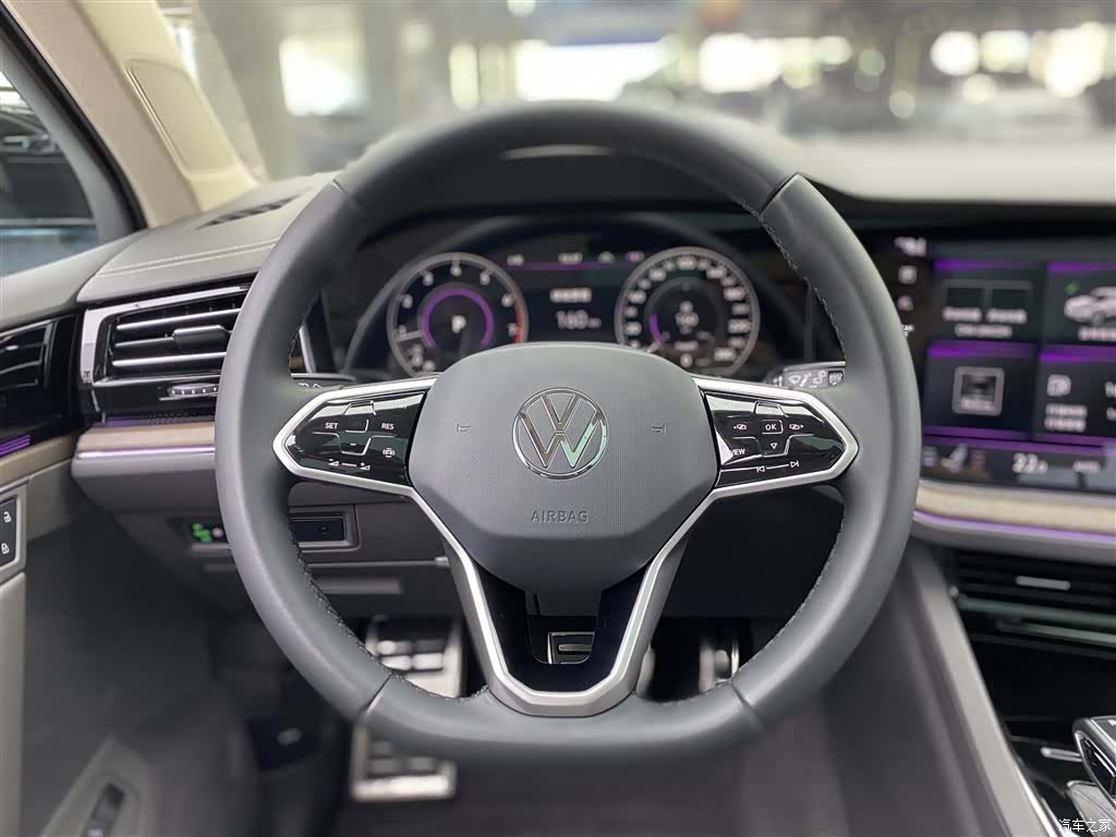Volkswagen Touareg, 2022 все фото